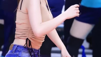 권희원 치어리더 크롭 민소매 블랙 브라끈 청바지 핏