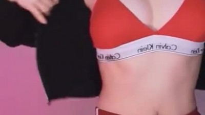 빨간 CK 브라 학교체육복 입은 명아츄 가슴골 기립근