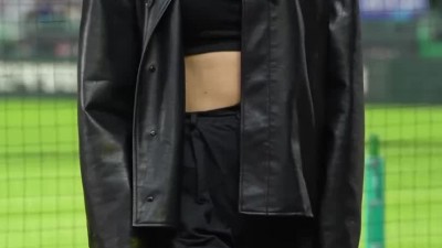 목나경 치어리더 가죽 자켓속 크롭탑 숙인 가슴골