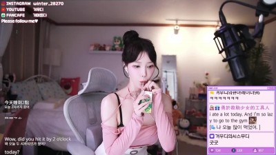 팔 올리니 핑크티가 올라가서 검정 생브라 노출하는 겨우디