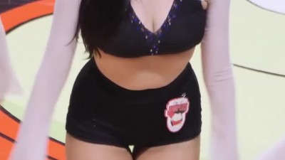 예의 바르게 인사하는 조예린 치어리더 가슴골