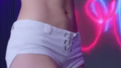 미모도 출중한 권소안 핑크 크롭티 화이트 핫팬츠 복근 터미널 리액션