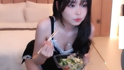 은근꼴릿한메이드여캠의샐러드먹방