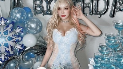 퀸다미생일파티중인볼륨감느껴지는드레스의상