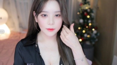 과감하게단추열고볼륨감보여주는여캠