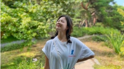 운동하는유투버등산즐기며섹시한몸매유혹