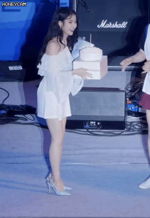 케이크 떨어뜨리고 당황한 아이유