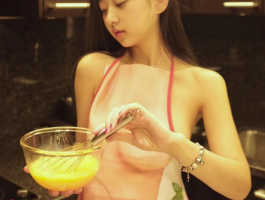 앞치마입은 신재은
