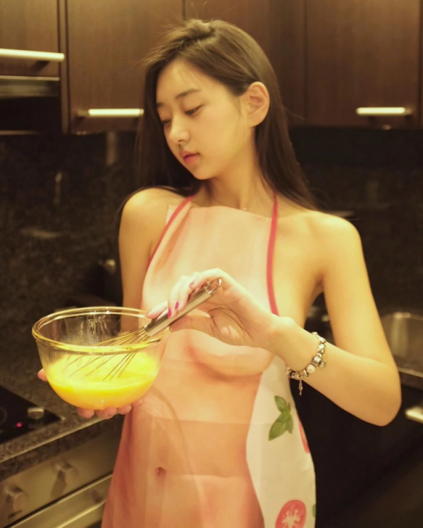 앞치마입은 신재은
