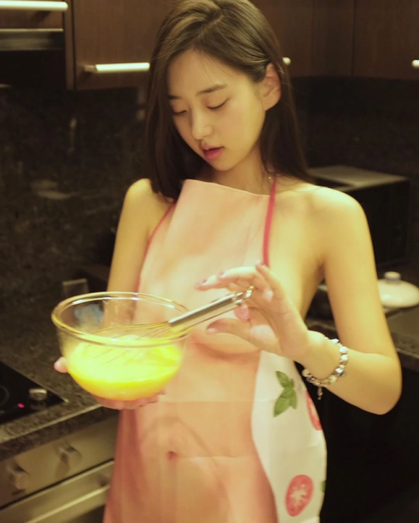 앞치마입은 신재은