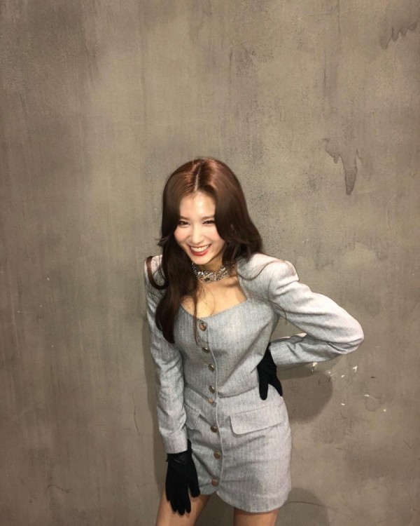 사나 인스타 Eyes wide open 의상