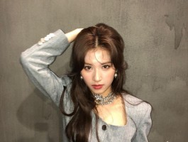 사나 인스타 Eyes wide open 의상