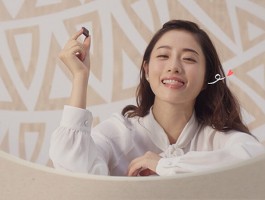 혀 내미는 버릇이 있는 여배우