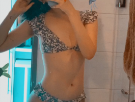 속옷만 입은 안젤리나 다닐로바