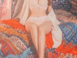 E컵 여신 모델, 비키니가 감당 못할 볼륨감
